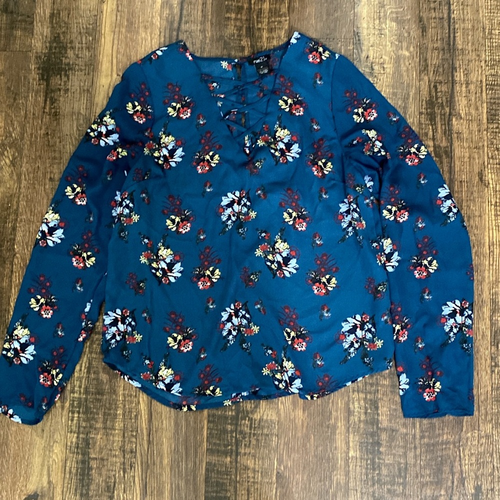 cute flowy floral blouse. crossed v neck. long sleeve